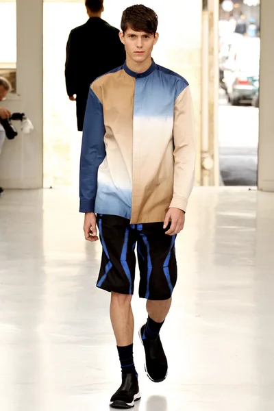 Look 16